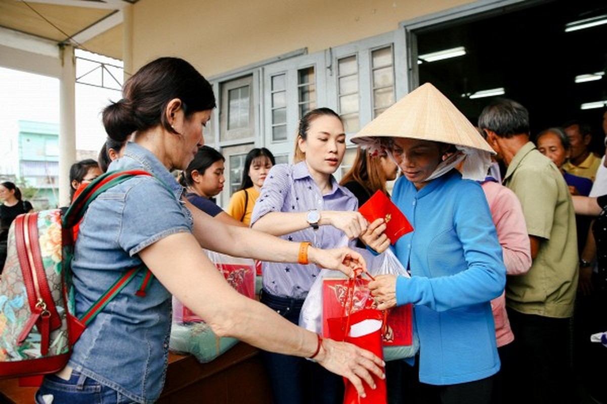 Sot anh My Tam ngoi bet xuong ve duong giao luu cung cac cu ba-Hinh-5